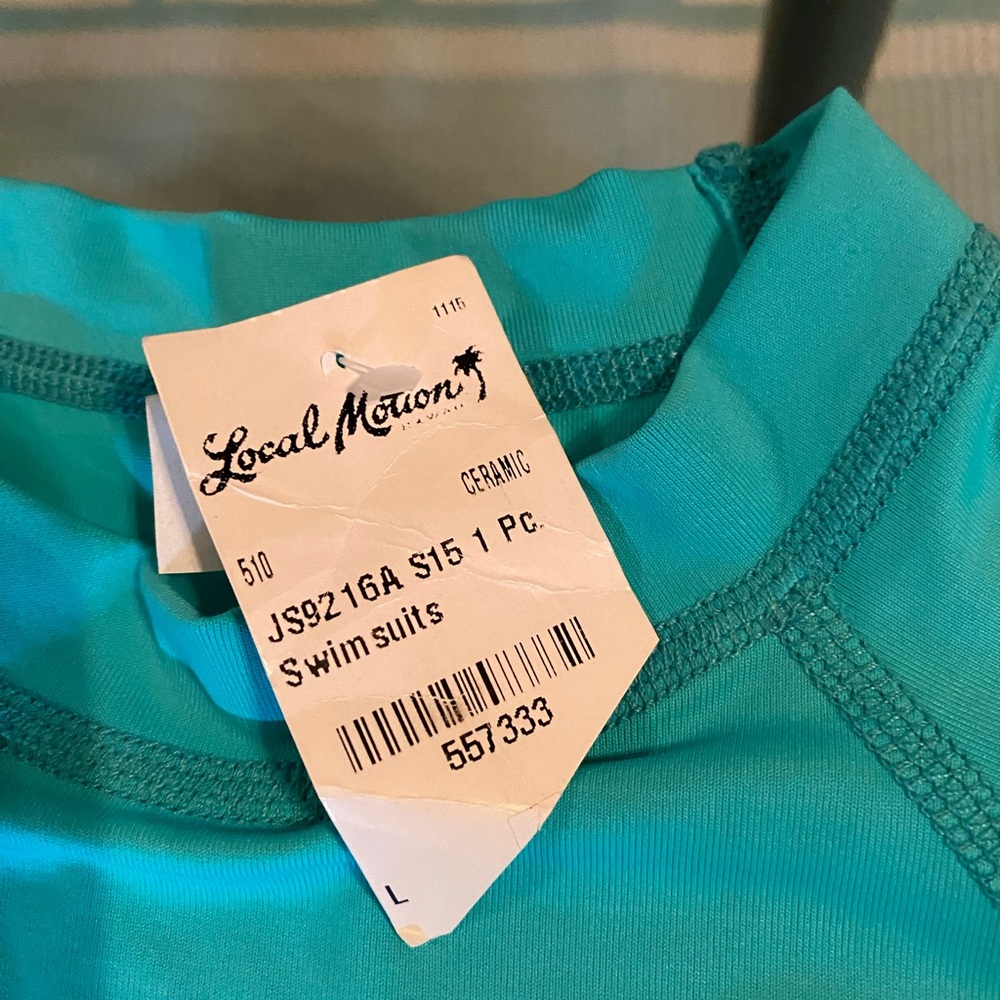 LOCAL MOTION RASH GUARD SHIRT 🏄‍♀️ 🌺 - Picture 4 of 5